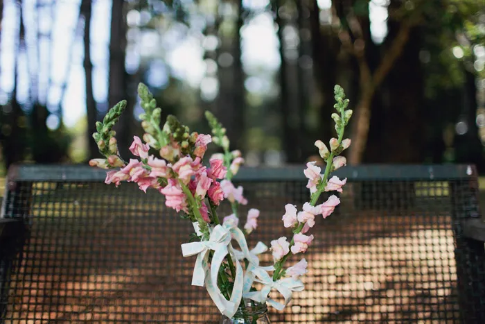 theweddingnotebook.com. Photography by Sayher Heffernan. Rustic Peach Wedding