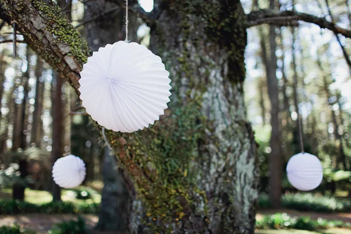 theweddingnotebook.com. Photography by Sayher Heffernan. White wedding décor