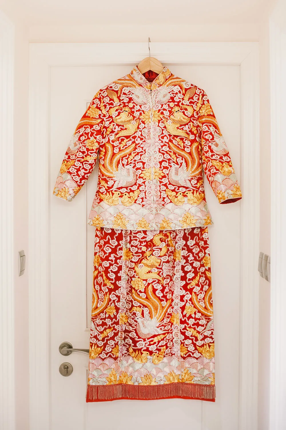 Photo by Munkeat Photography. theweddingnotebook.com