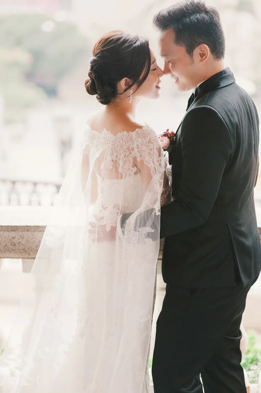 Photo by Munkeat Photography. theweddingnotebook.com