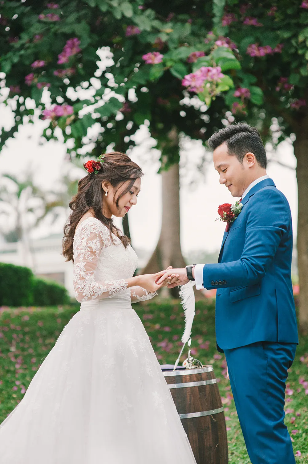 Photo by Munkeat Photography. theweddingnotebook.com