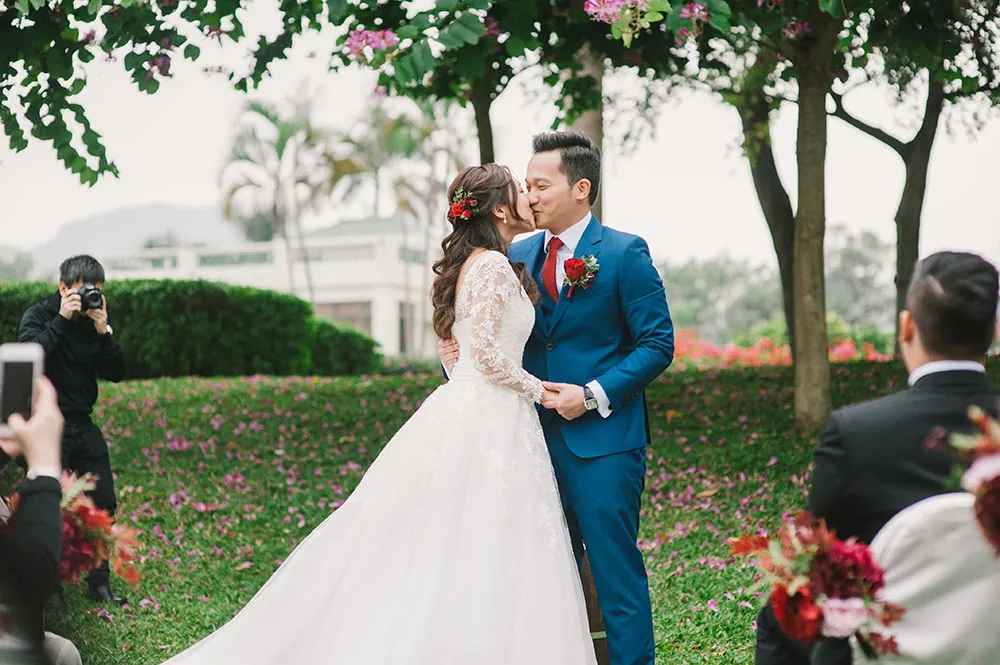 Photo by Munkeat Photography. theweddingnotebook.com