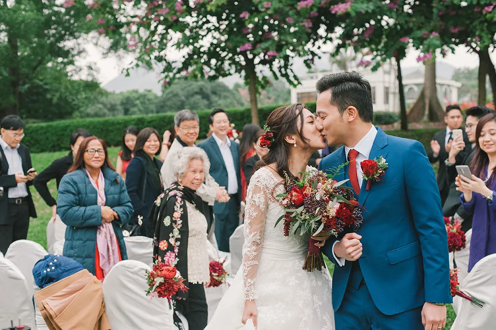 Photo by Munkeat Photography. theweddingnotebook.com