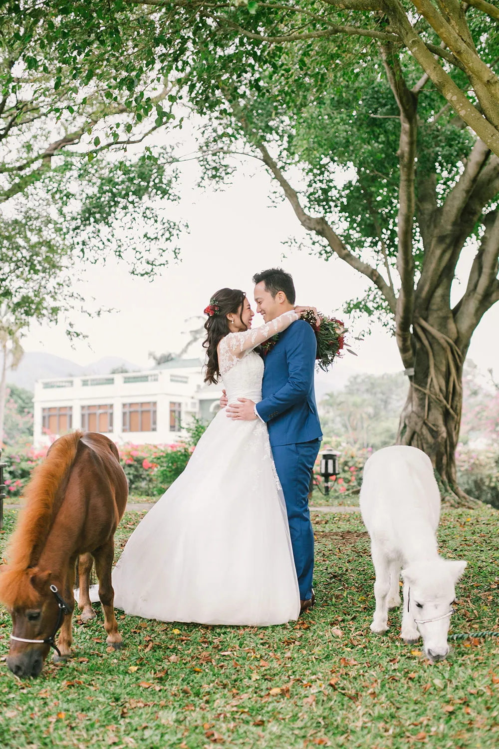 Photo by Munkeat Photography. theweddingnotebook.com