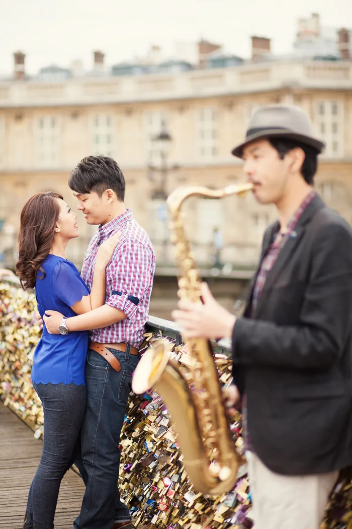 Destination bridal portraits in Paris by Gallerie CK. theweddingnotebook.com