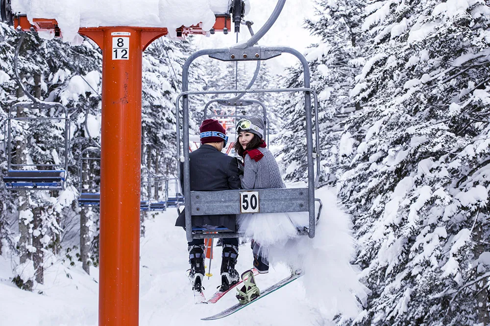 Destination bridal portraits in Niseko. Photo by Niseko Photography. theweddingnotebook.com