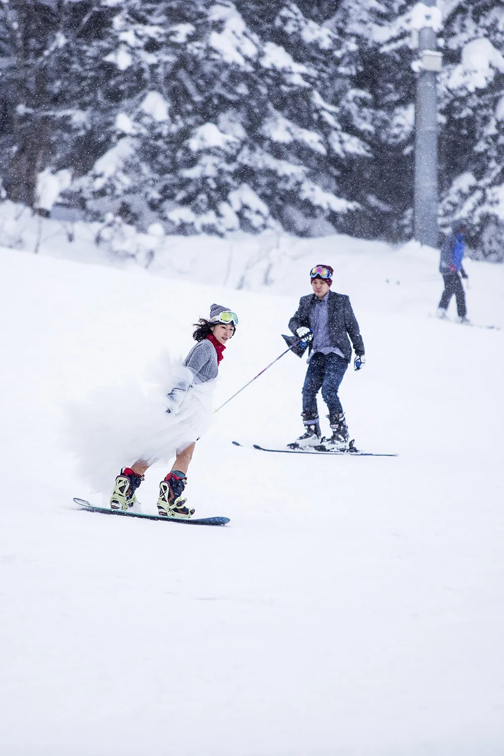 Skiing bridal portraits in Niseko. Photo by Niseko Photography. theweddingnotebook.com