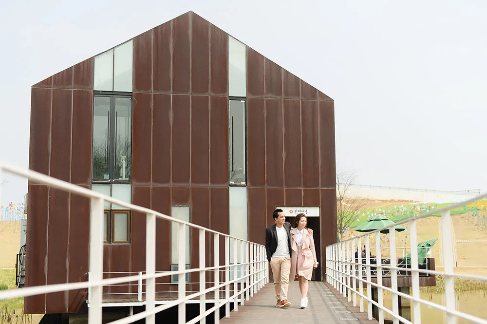 Photo by Jaja Samaniego Photography. theweddingnotebook.com