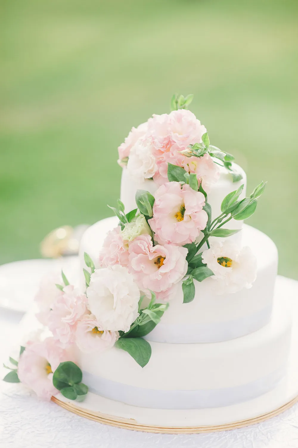 Blush pink wedding cake. Munkeat Photography. theweddingnotebook.com