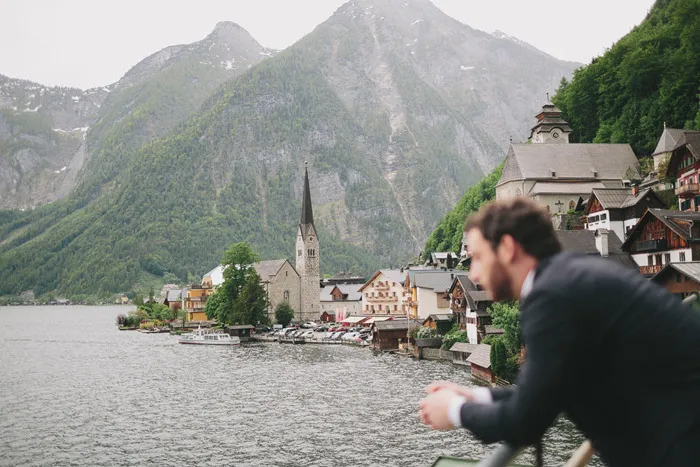 Bridal portraits in Hallstatt. Photography by Thomas Steibl. theweddingnotebook.com