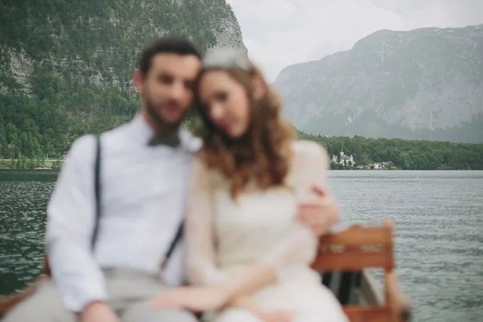Bridal portraits in Hallstatt. Photography by Thomas Steibl. theweddingnotebook.com