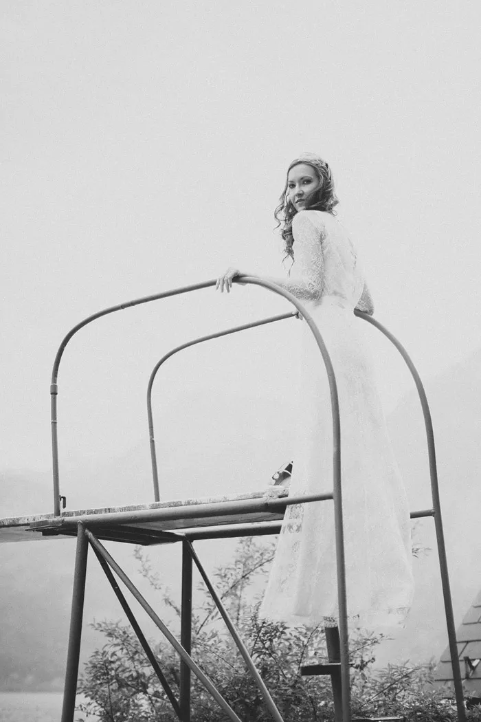 Bridal portraits in Hallstatt. Photography by Thomas Steibl. theweddingnotebook.com