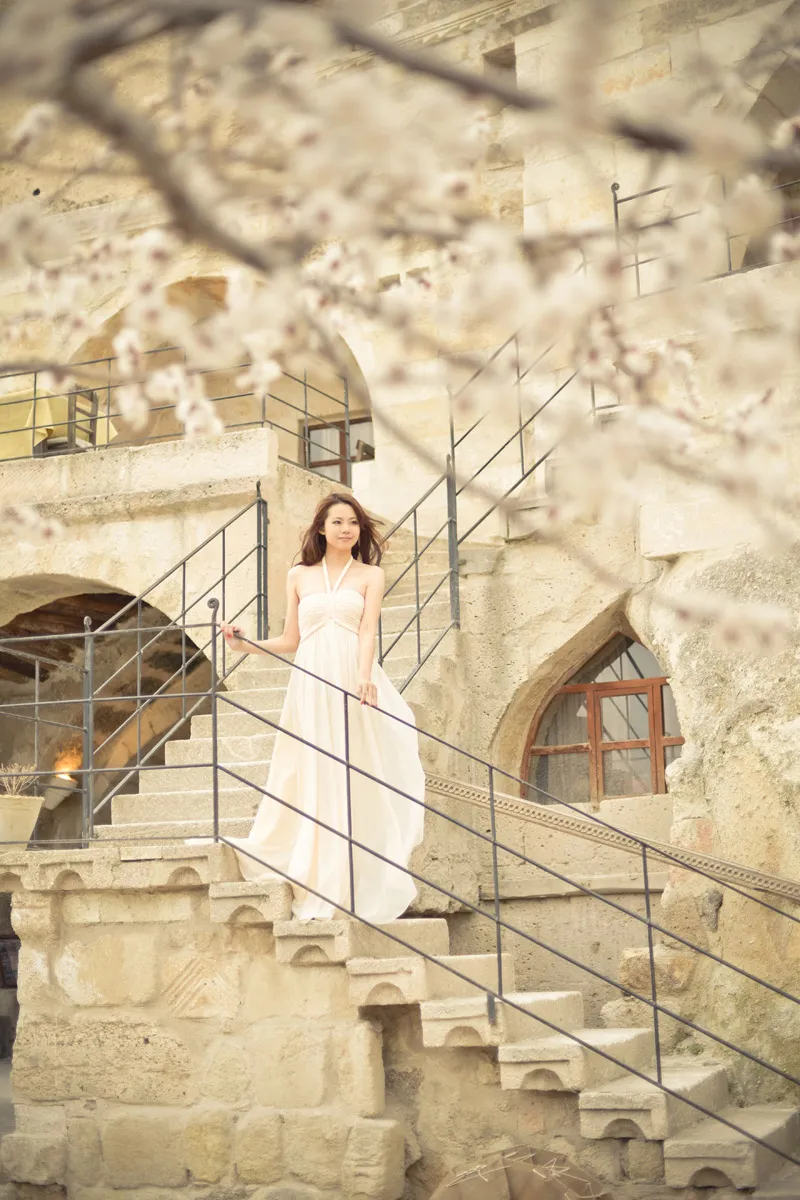 Bridal portraits in Cappadocia. Photo by Andrew Yep Photographie. theweddingnotebook.com