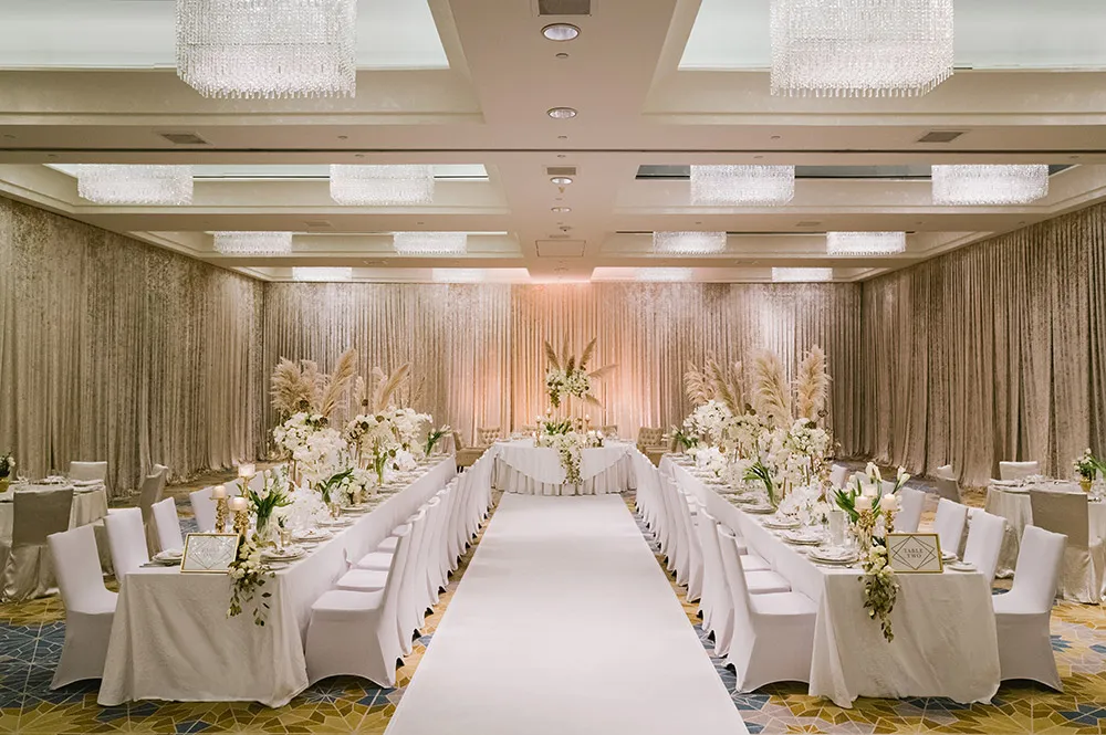 Wedding at Mandarin Oriental Kuala Lumpur Junior Ballroom. Photo by Joshua Koh Photography. theweddingnotebook.com