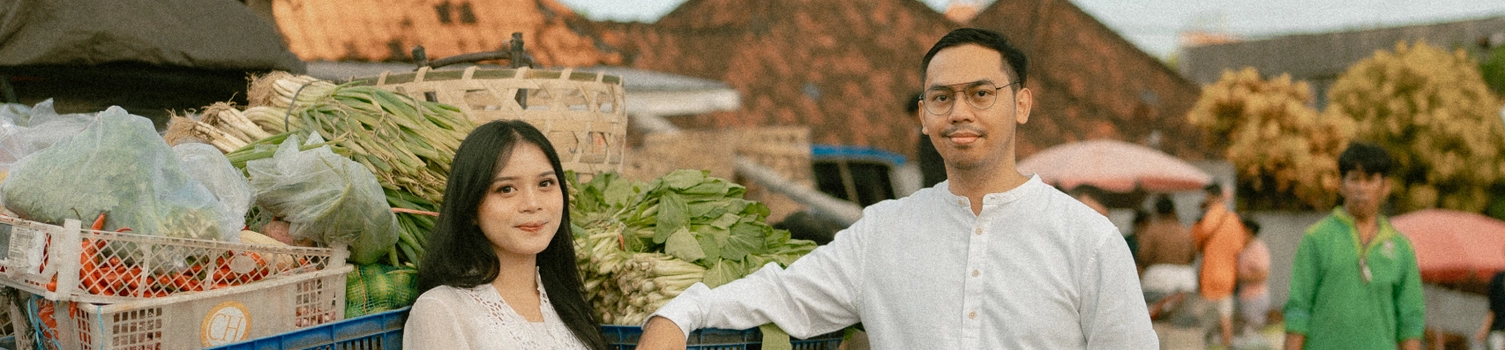 Vibrant, Earthy ‘Kampong’ Pre-Wedding Shoot at Bali’s Open Market