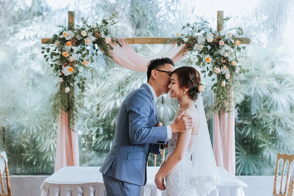 Photo by Zach Chin of Munkeat Studio. theweddingnotebook.com