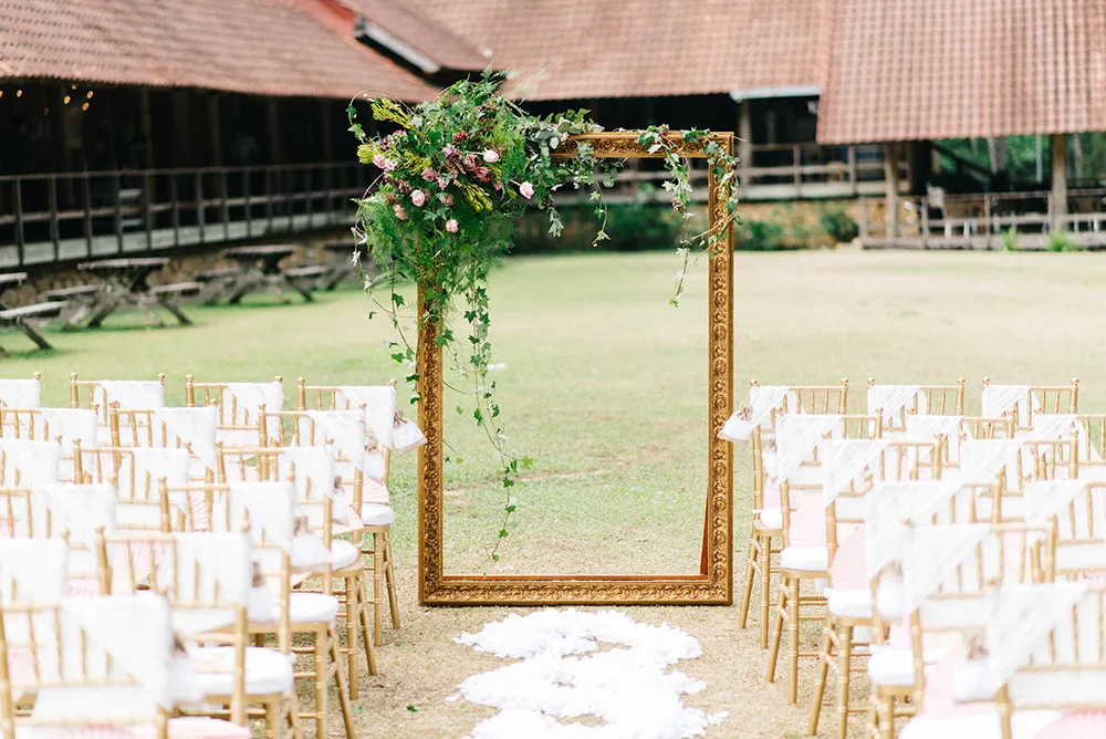 Photo by Peter Herman Photography. Styling by The PeakXperience. theweddingnotebook.com