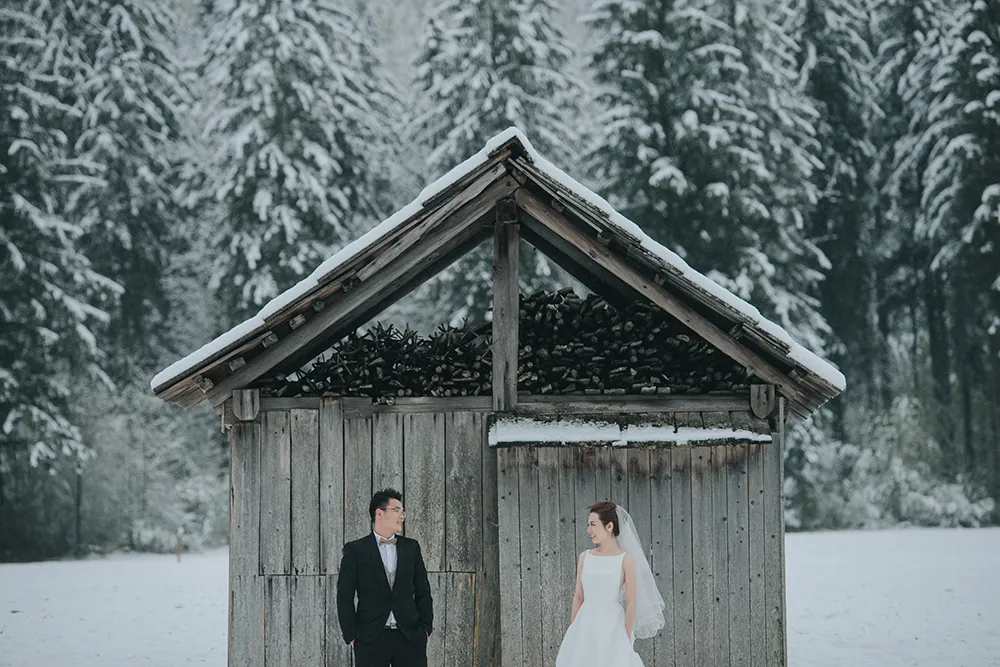 Wedding photos at Hallstatt Austria. Photo by Fixer Photography. theweddingnotebook.com