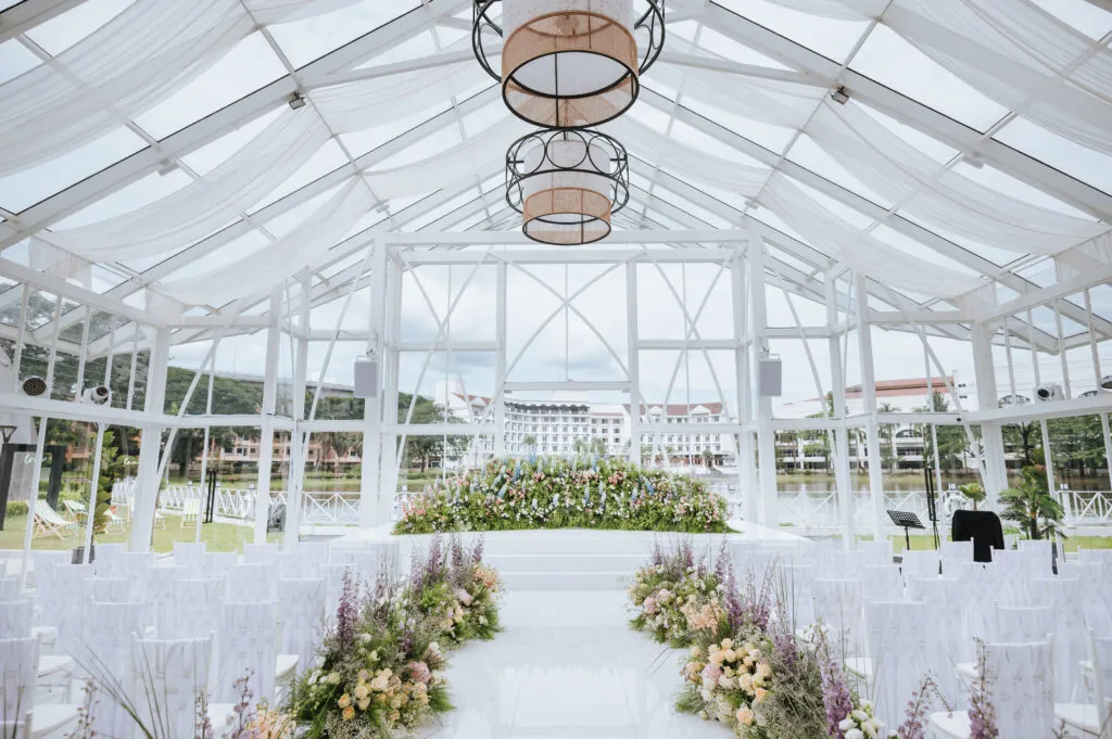 Boathouse By The Lake | The Wedding Notebook